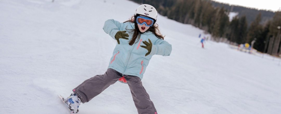 školáčka na lyžovačke cez jarné prázdniny