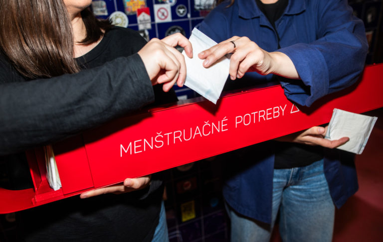 Pomáhame s distribúciou a dostupnosťou menštruačných potrieb