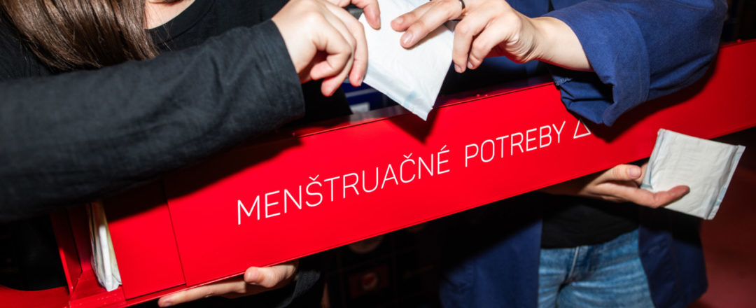 Pomáhame s distribúciou a dostupnosťou menštruačných potrieb