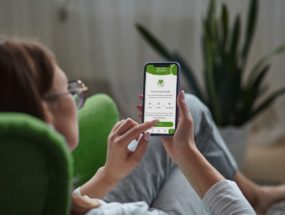 žena v domácom prostredí skúša aplikáciu Zdravomer