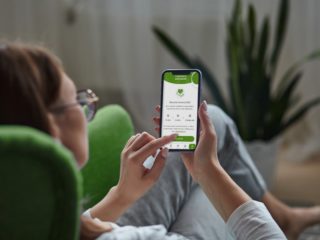 žena v domácom prostredí skúša aplikáciu Zdravomer