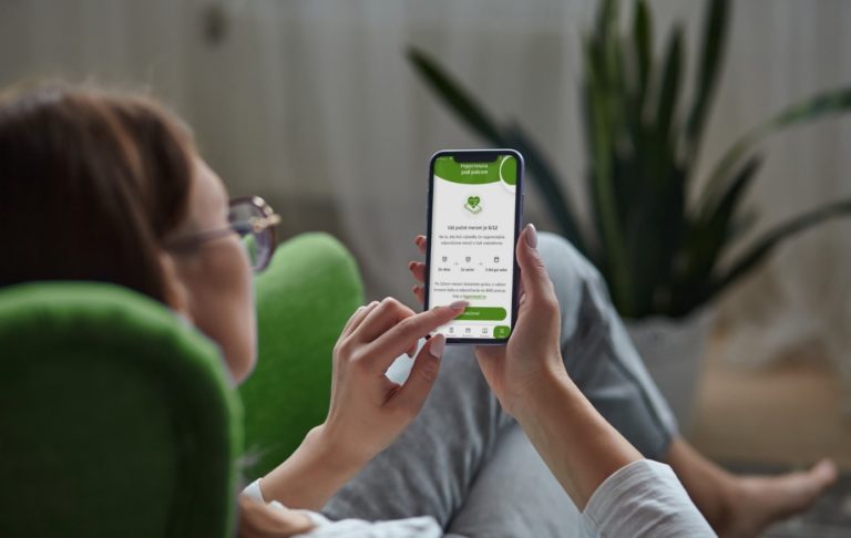 žena v domácom prostredí skúša aplikáciu Zdravomer