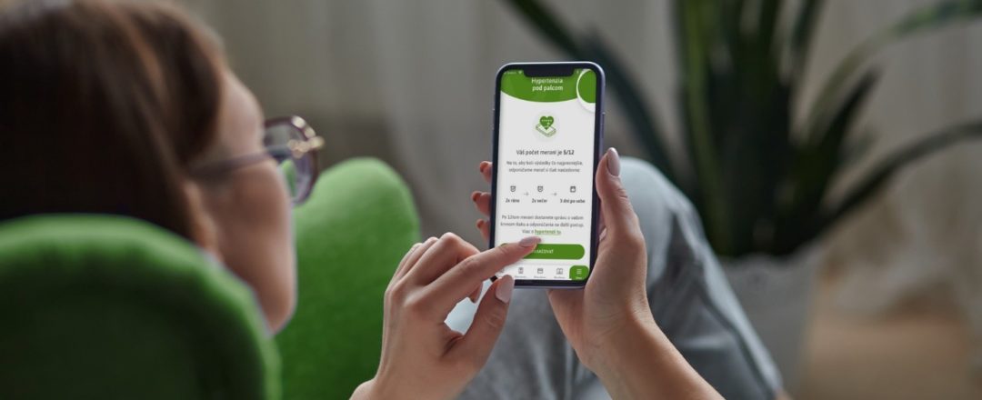 žena v domácom prostredí skúša aplikáciu Zdravomer