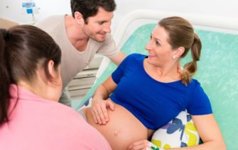 rodička pripravujúca sa na vaginálny pôrod