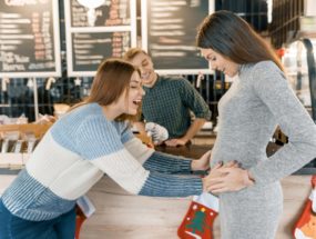tehotná žena dostáva rady od priateľov