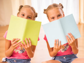predškolák, ako pripraviť dieťa na školu, dve dievčatá s knihami