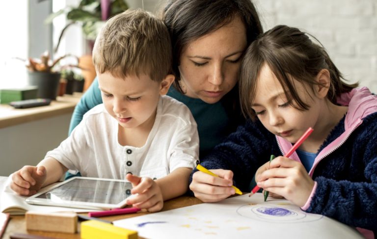 aktivity na doma, domáca škola pre školopovinné deti, mama sa učí s deťmi