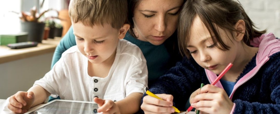 aktivity na doma, domáca škola pre školopovinné deti, mama sa učí s deťmi