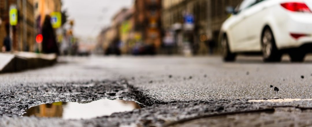 výtlky na ceste a poškodenie auta