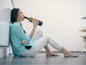 žena s fľašou vína